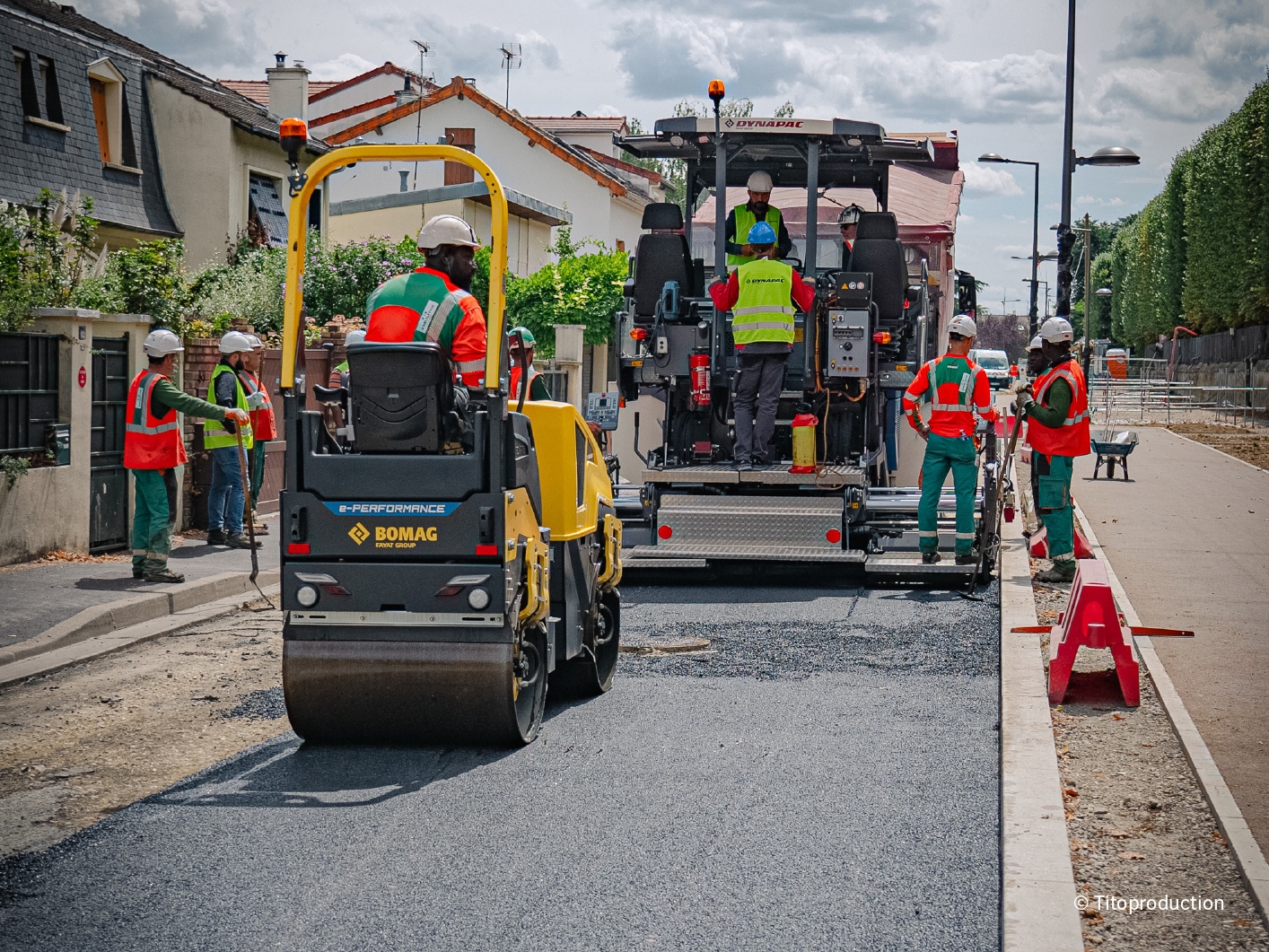 Chantier routier de Vinci Construction avec des engins 100 % ...