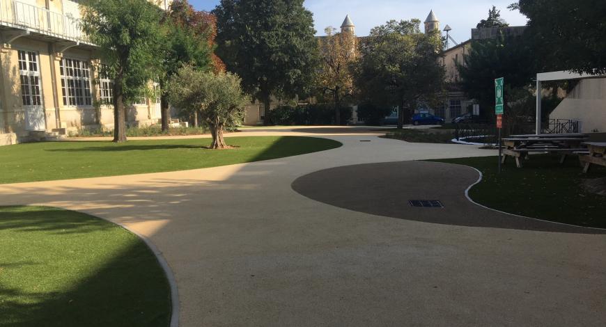 Le revêtement Urbalith, mis en oeuvre dans les allées du lycée Nevers à Montpellier, se caractérise par une drainabilité élevée.