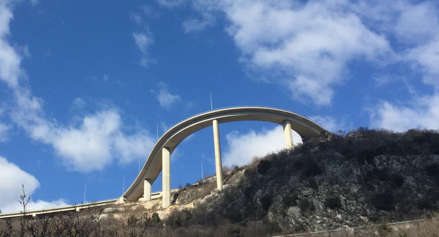 Le pont courbe à Bakar, en Croatie.