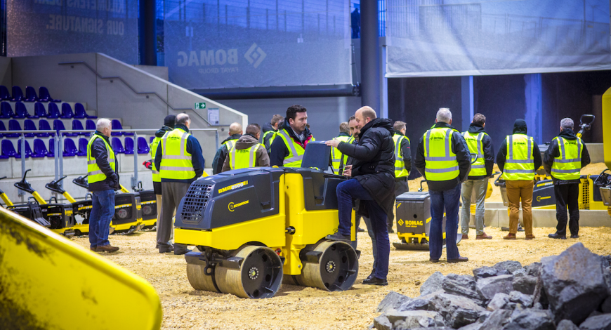 Centre de formation Bomag : un espace couvert de 3000 m2 dédié à l’utilisation des machines. Centre de formation Bomag : un espace couvert de 3000 m2 dédié à l’utilisation des machines.