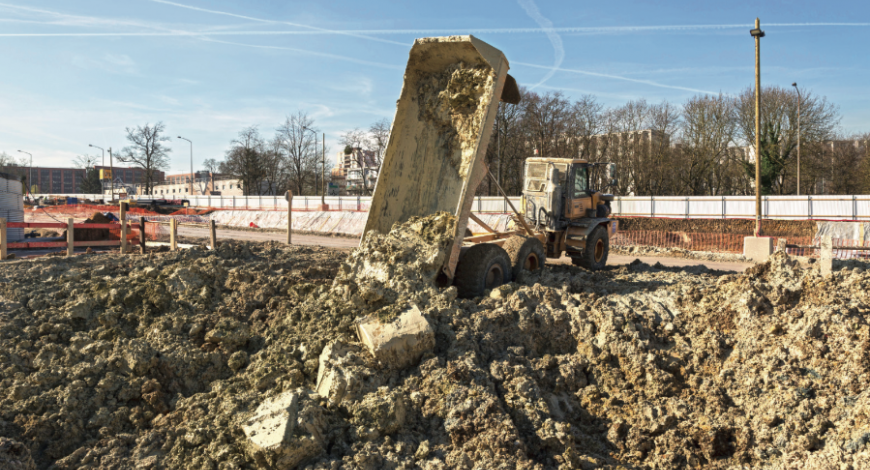 Camion de chantier vidant les déblais dans une fosse – site de la future gare de Noisy-Champs (93).