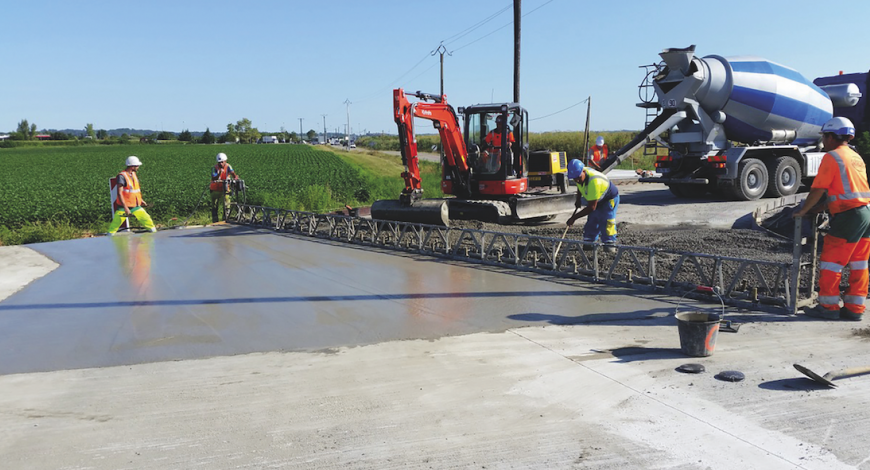 Le giratoire de Pérouges, sur la RD 65b, lors du bétonnage. La société Agilis a utilisé une règle vibrante pour assurer la mise en place du béton.