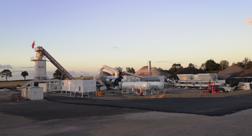 Usine d’enrobés mobile à très fort taux de recyclés sur le chantier de la future A79.