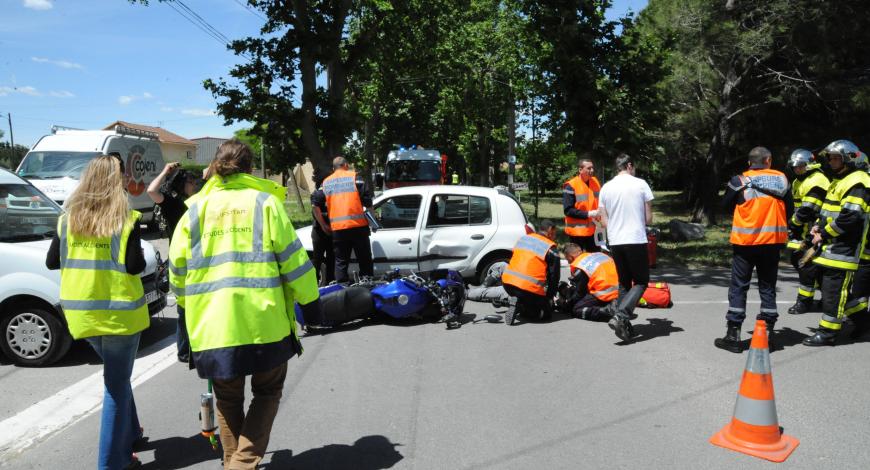 Accident de la circulation routière entre un deux-roues motorisé et un véhicule léger.