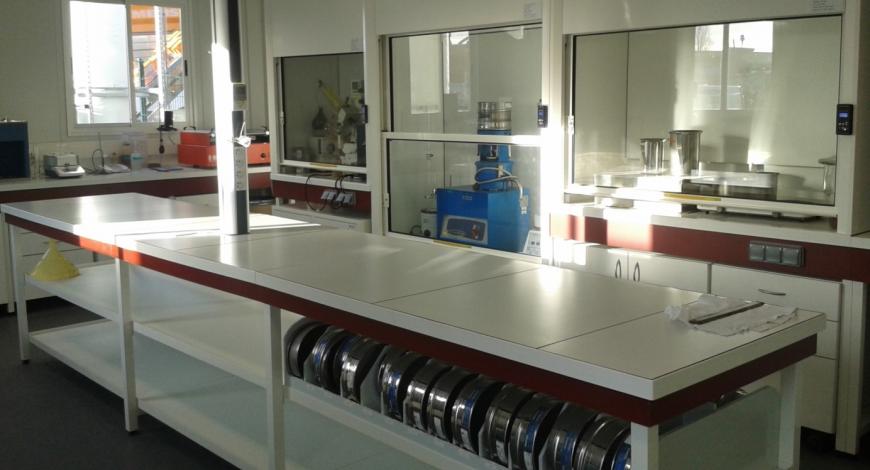  Vue de la partie du laboratoire Routes et Matériaux du Calvados dédiée aux essais sur les liants hydrocarbonés.