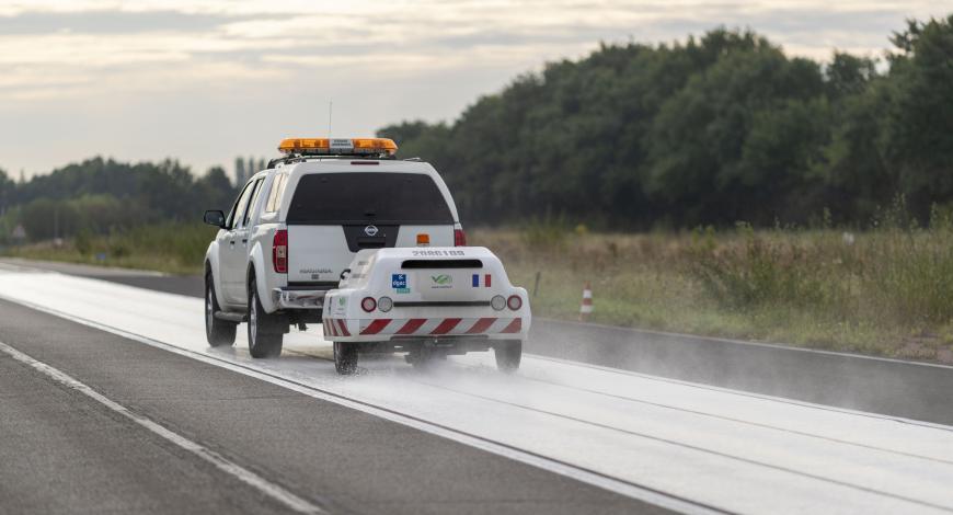 Réalisation d’une mesure d’adhérence au moyen d’un appareil auto-mouillant de mesure continue du frottement.