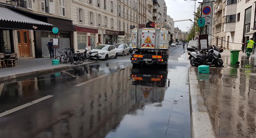 Opération d’arrosage rue Frémicourt en août 2019.