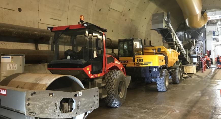 Centrale de malaxage, dumper et compacteur sur le chantier Eole.