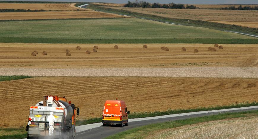 Mise en oeuvre de Colfibre sur la RD 30 entre Querrieu et Corbie, dans la Somme.