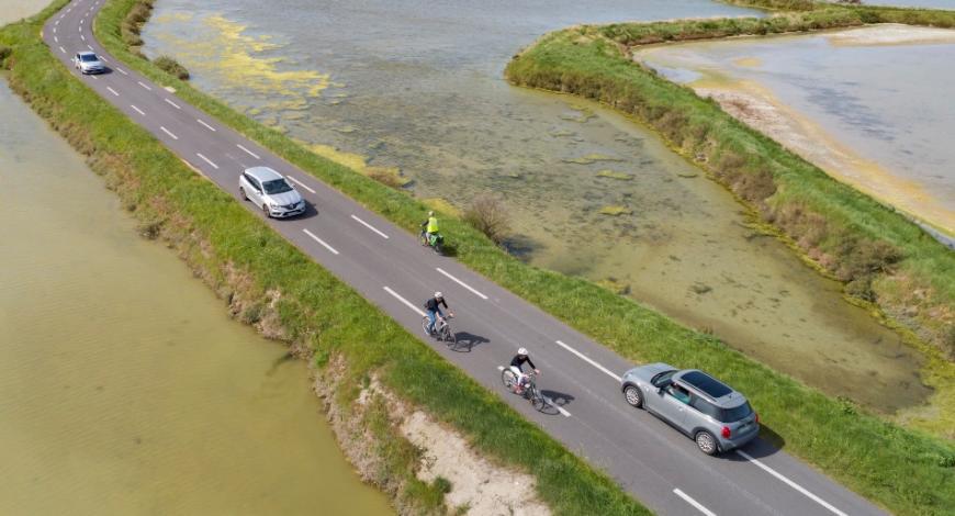 Chaussée à voie centrale banalisée (CVCB) dans les marais salants, en Loire-Atlantique. Chaussée à voie centrale banalisée (CVCB) dans les marais salants, en Loire-Atlantique.