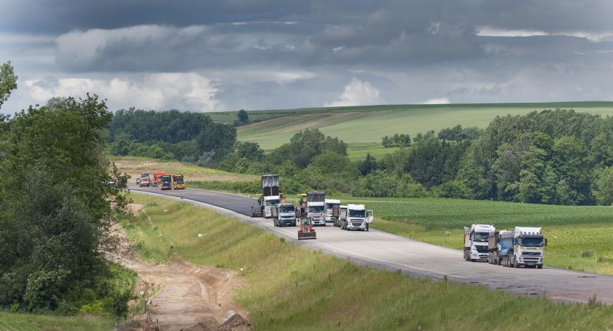 Réalisation de la grave-bitume sur le lot 43B de la LGV Est entre Lupstein et Eckwersheim par l’agence Colas Bas-Rhin. Réalisation de la grave-bitume sur le lot 43B de la LGV Est entre Lupstein et Eckwersheim par l’agence Colas Bas-Rhin.