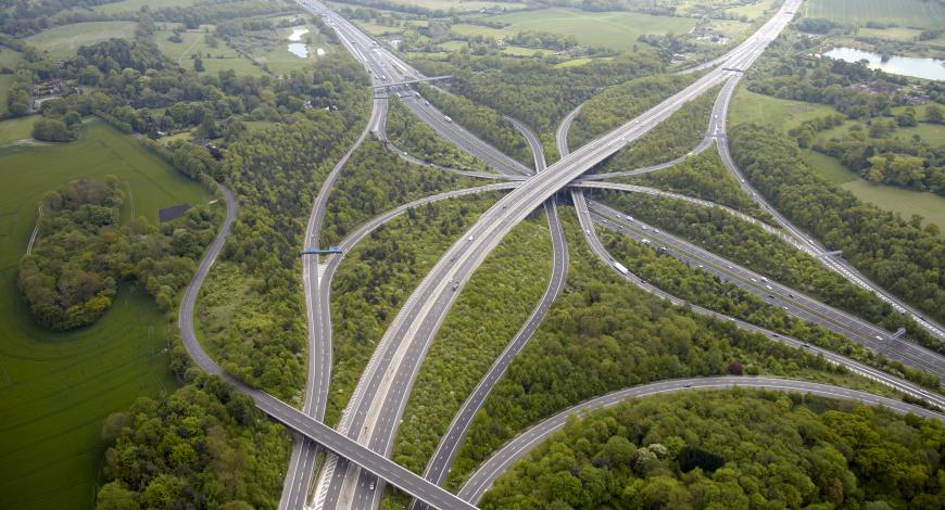 Vue aérienne de la jonction entre les autoroutes M23 et M25, principale rocade extérieure qui encercle l’agglomération de Londres. Depuis plus de 30 ans, Shell Bitumes contribue à l’entretien de cette route.