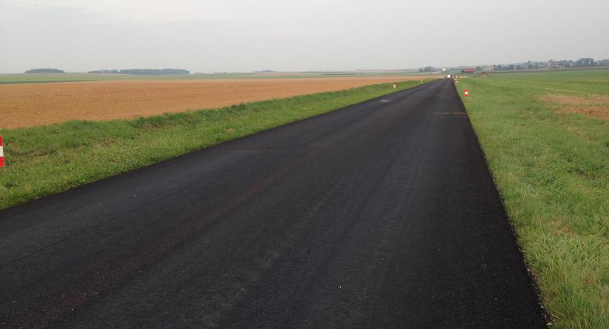 Section de la RD 236 après travaux, après mise en oeuvre d’un enduit de scellement et avant mise en oeuvre des 6 cm de BBSG.