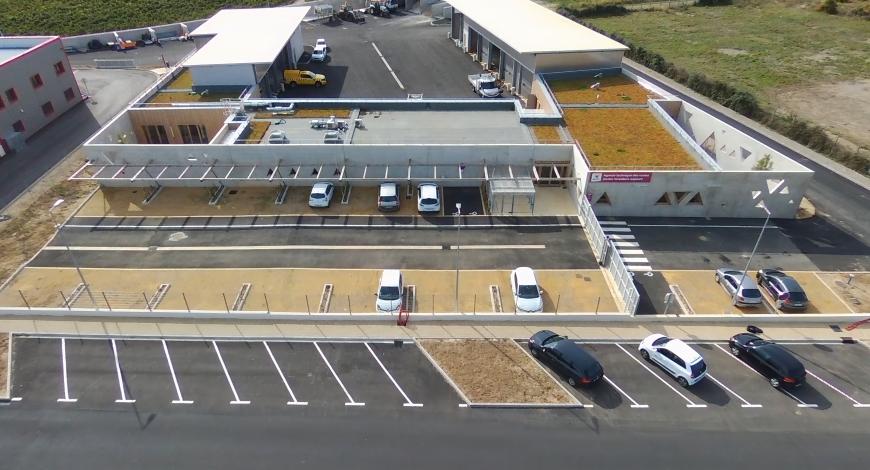 Le site d’Olonzac (Hérault) : le bâtiment à énergie positive et sa cour intérieure.