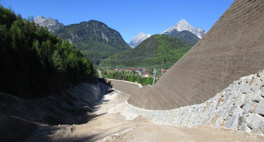 Mur de soutènement en sol renforcé par géosynthétiques. Mur de soutènement en sol renforcé par géosynthétiques.