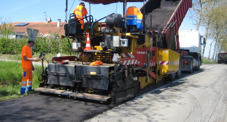 Chantier de renforcement GE 0/14 par demi-chaussée réalisé en régie.