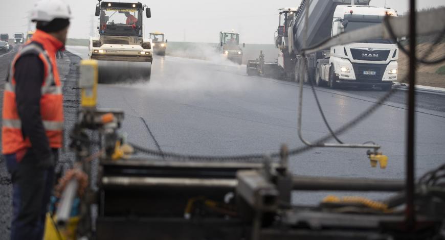 Mise en oeuvre de la couche de roulement en BBSG3 à 50 % d’AE en novembre 2020.