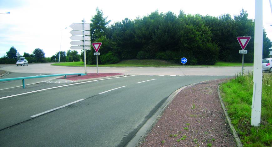 Carrefour giratoire sur la RD 925, à Neuville-lès-Dieppe, en Seine- Maritime. Structure BC5g sur couche de forme, réalisée en 1995.