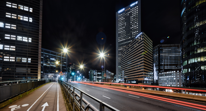 Luciole sur le boulevard de la Défense (Hauts-de-Seine).