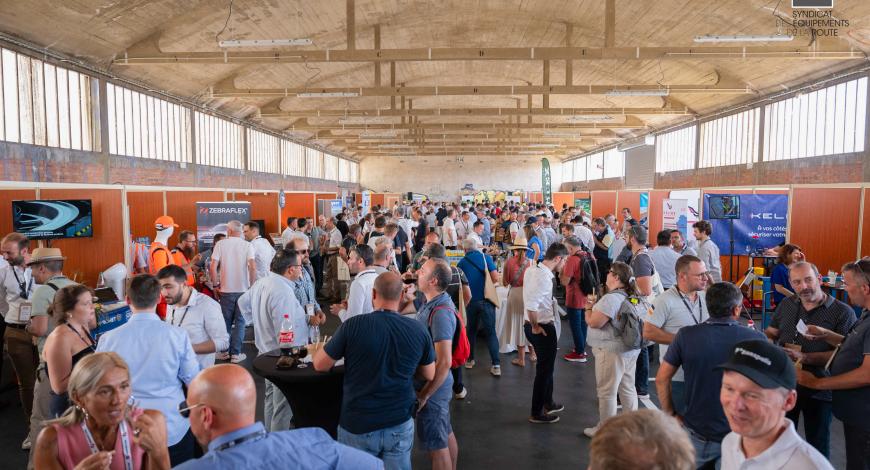Les participants à la Journée technique ont pu échanger avec les experts des dispositifs de retenue et de la signalisation temporaire sur leurs stands