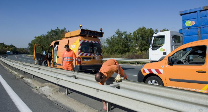 Agents de la DIR en activité sur la RN174 au nord de Poitiers Agents de la DIR en activité sur la RN174 au nord de Poitiers