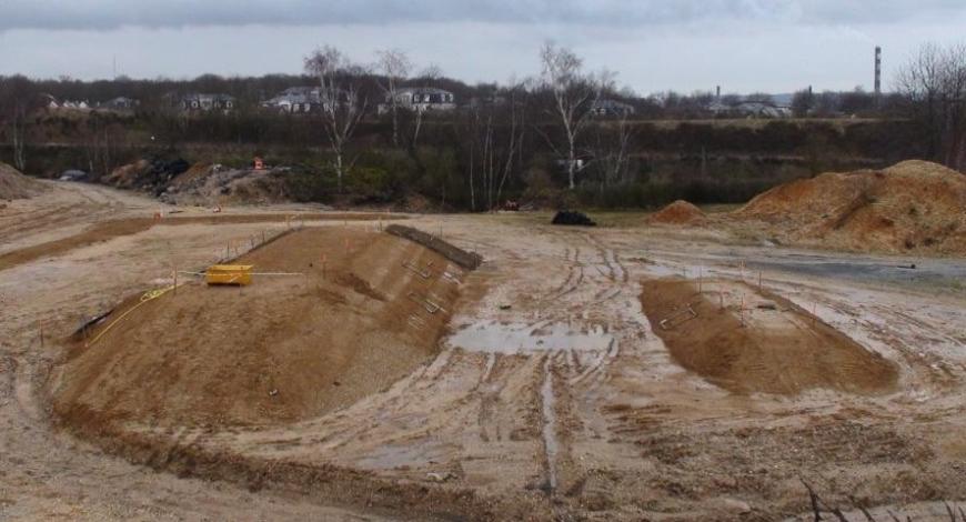 Digues DOFEAS-Lhoist après construction (digue traitée à gauche, digue non traitée à droite)