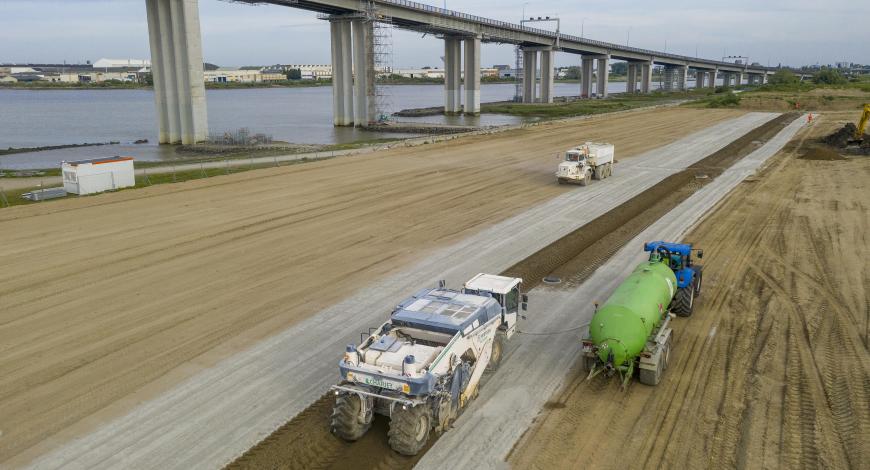 Atelier d’épandage/malaxage dans un traitement de plateforme industrielle au liant hydraulique