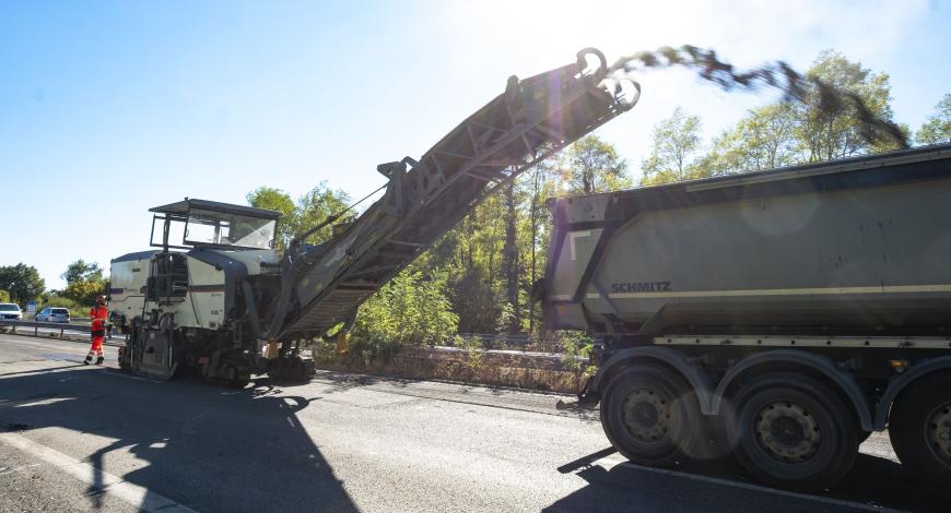 Opération de rabotage dans le cadre d’un chantier à fort taux de recyclage réalisée par les équipes d’Eurovia
