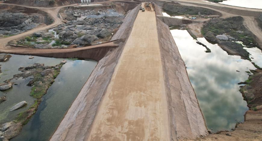 Vue aérienne du batardeau en cours de finition