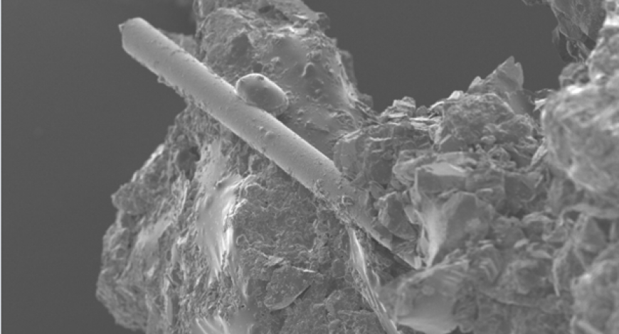 Fibre de verre emprisonnée dans les AE après rabotage.