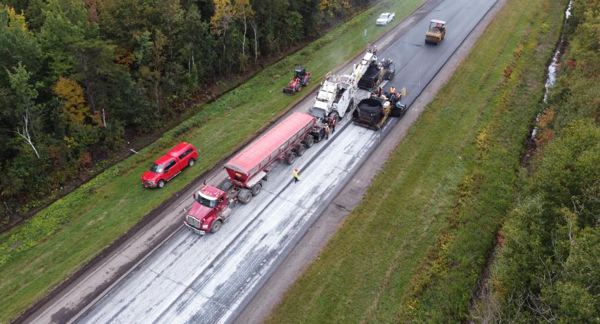 Mise en oeuvre d'un enrobé sur une couche d'accrochage protégée par un lait de chaux