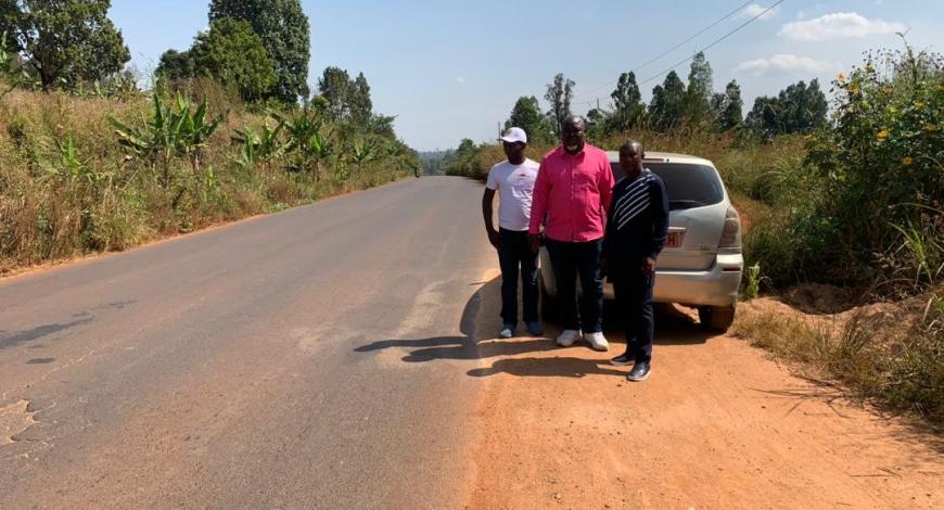 Expérimentation menée sur la RN4 à Bafoussam, au Cameroun : quatre ans après les travaux, la section témoin non renforcée, au premier plan, présente des fissures ; les sections renforcées avec des grilles, au second plan à partir de la voiture, n’ont aucu