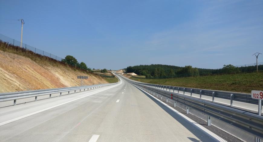 Autoroute E420 à Couvin, réalisée en 2019 en béton armé continu bicouche