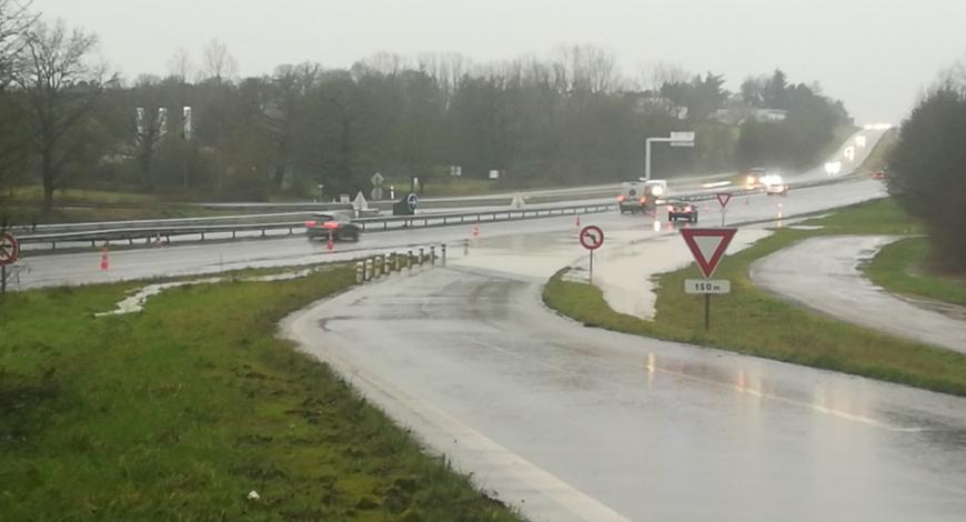 Chaussée inondée sur la RN24 à Bréal-sous-Montfort en Ille-et-Vilaine