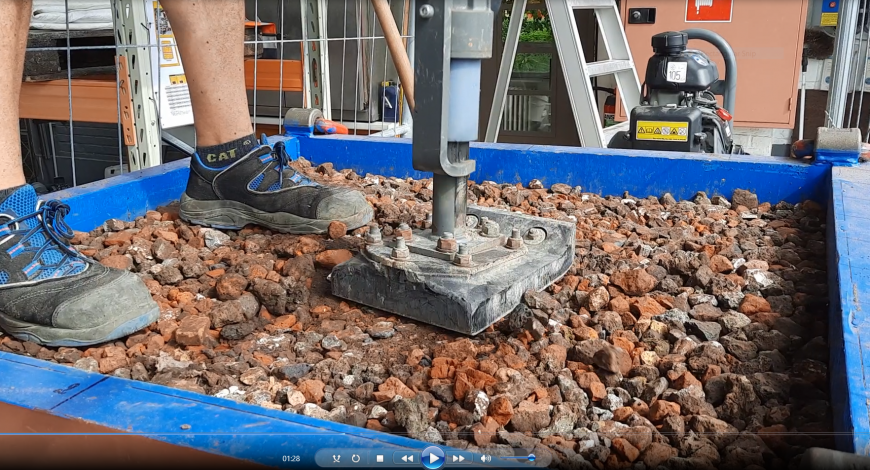 Compactage des mélanges terre-pierres au moyen d’un marteau vibrant de 30 kg