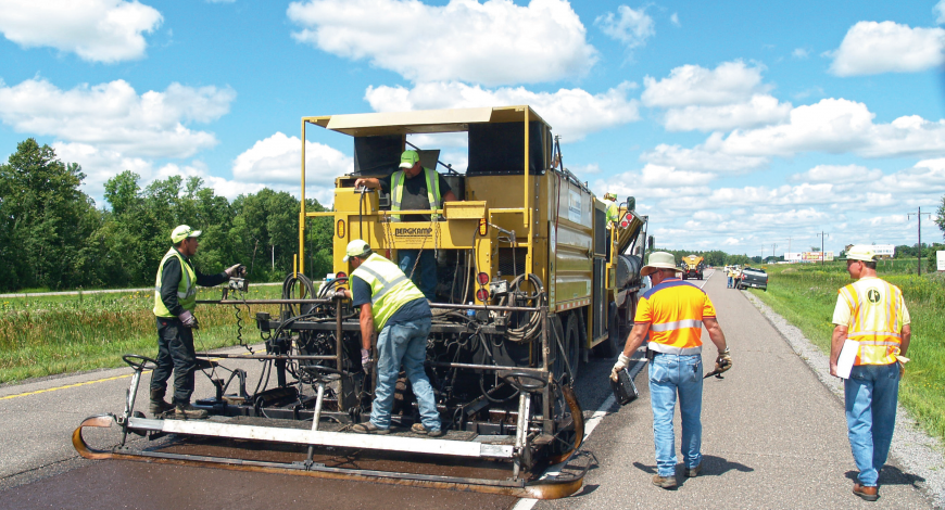Application de traitement expérimental d'entretien de chaussées à fort trafic pour climats froids sur la route US-169, à Pease, dans le Minnesota.