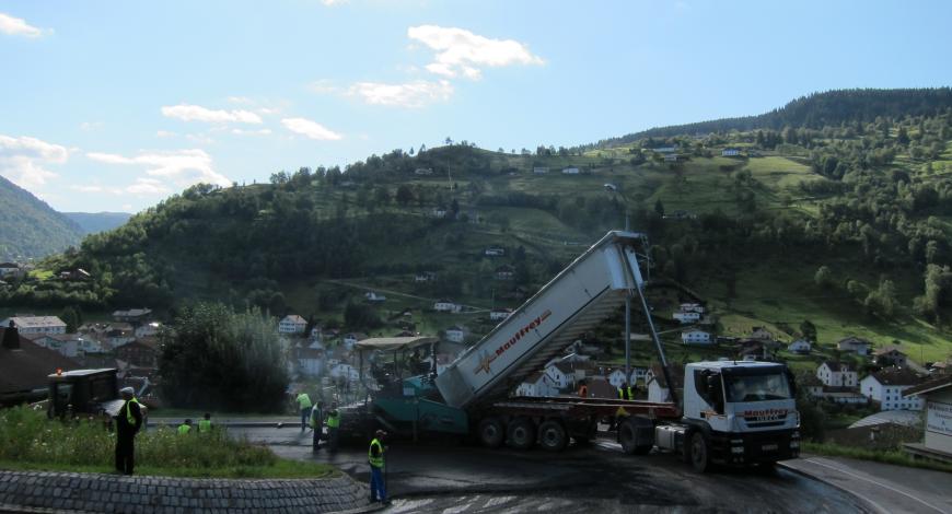 Mise en oeuvre d’enrobés à la chaux hydratée sur la RD 486 au col de Grosse-Pierre en août Mise en oeuvre d’enrobés à la chaux hydratée sur la RD 486 au col de Grosse-Pierre en août