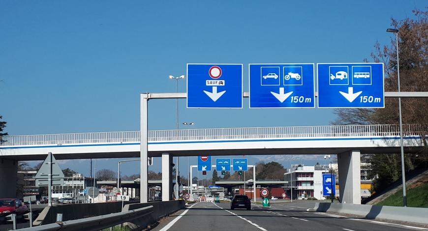 Voie de covoiturage sur autoroute.