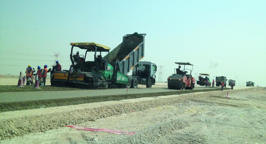  Chantier du projet autoroutier NOH2 (New Orbital Higway and Truck Road), au Qatar.