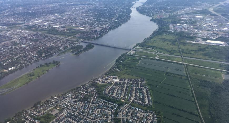 Vue d'ensemble de la concession A25 avec le pont de 1,2 km enjambant la rivière des Prairies.