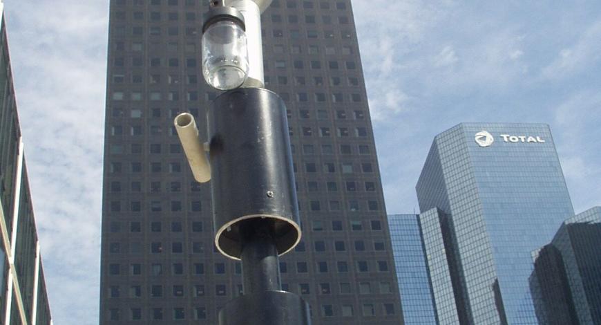 Station de mesure de la qualité de l’air sur le parvis de La Défense (92).