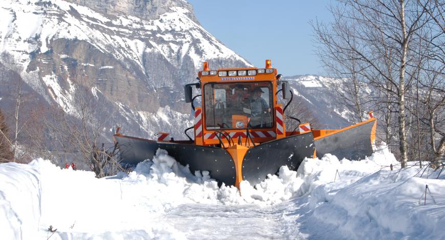 Chasse-neige avec ses ailerons ouverts.