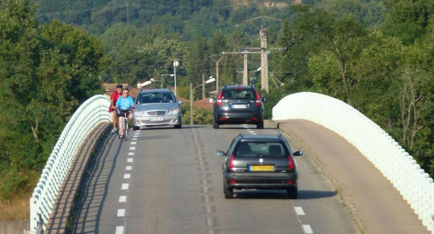 Les voies centrales banalisées font partie des possibles aménagements cyclables pour les zones périurbaines et rurales