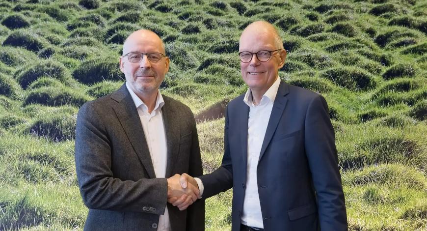 Kristinn Guðjónsson (à gauche), PDG d'Artelia Nordics et nouveau président du conseil d'administration de HNIT, et Christian Listov-Saabye (à droite), PDG de HNIT