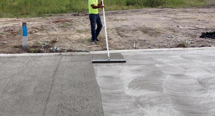 Mise en œuvre de béton compacté routier (BCR)