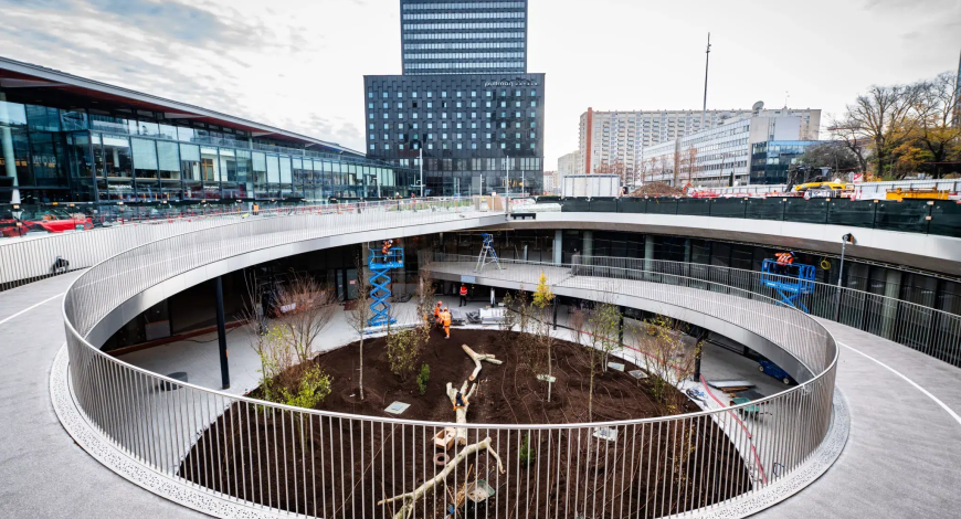 Au centre de la place Béraudier, l’accès vélo se fait par une rampe cyclable à double sens, métallique et hélicoïdale, conçue par l’agence Sud architectes