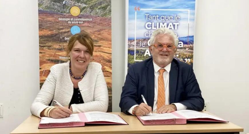Catherine Lagneau, PDG du BRGM, et Pascal Berteaud, directeur général du Cerema, ont signé un accord-cadre pour renforcer et pérenniser leur partenariat sur les cinq prochaines années
