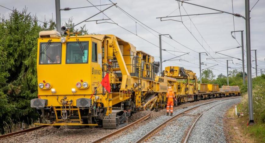 Les suites rapides : des trains-usines utilisés pour renouveler plus efficacement l'ensemble des composants d'une voie ferrée