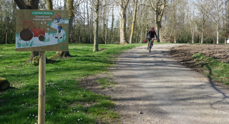 La réaffectation de petites routes et chemins peu circulés au profit des mobilités actives constitue une solution pragmatique et économique pour les territoires ruraux et périurbains