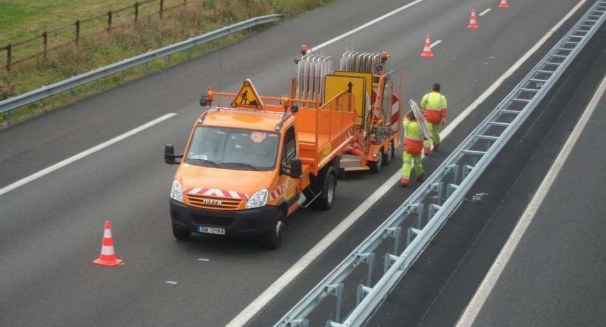 Pose de signalisation temporaire sur routes bidirectionnelles